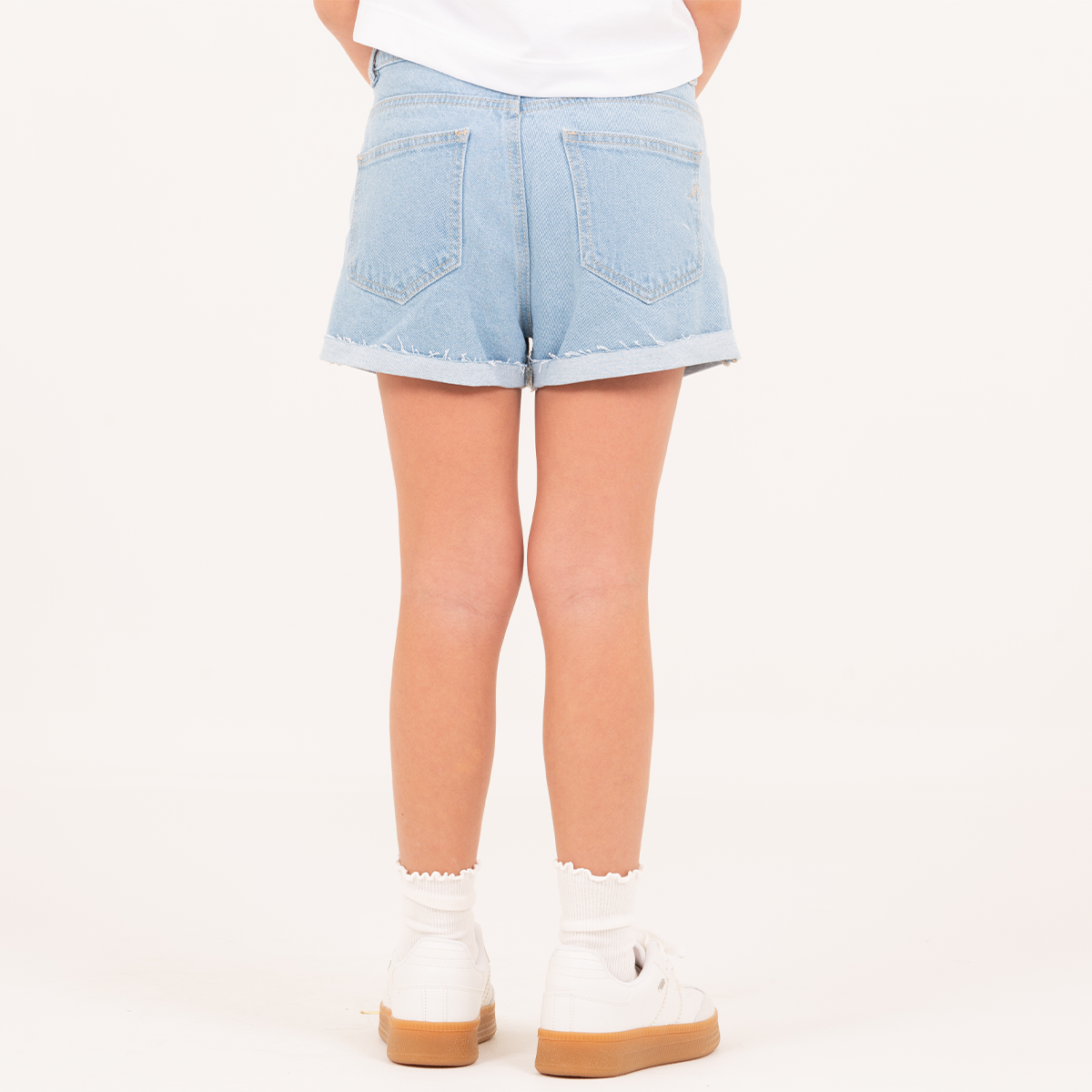 Short para niñas en denim con diseños bordados  - azul claro