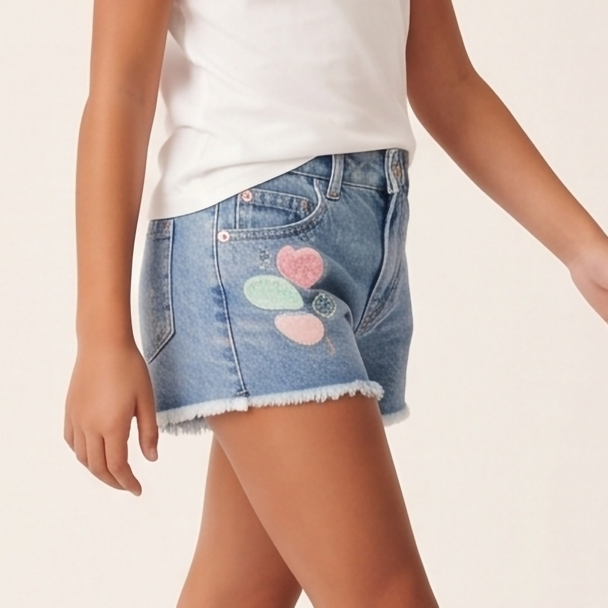 Short para niñas en denim con bordados y apliques