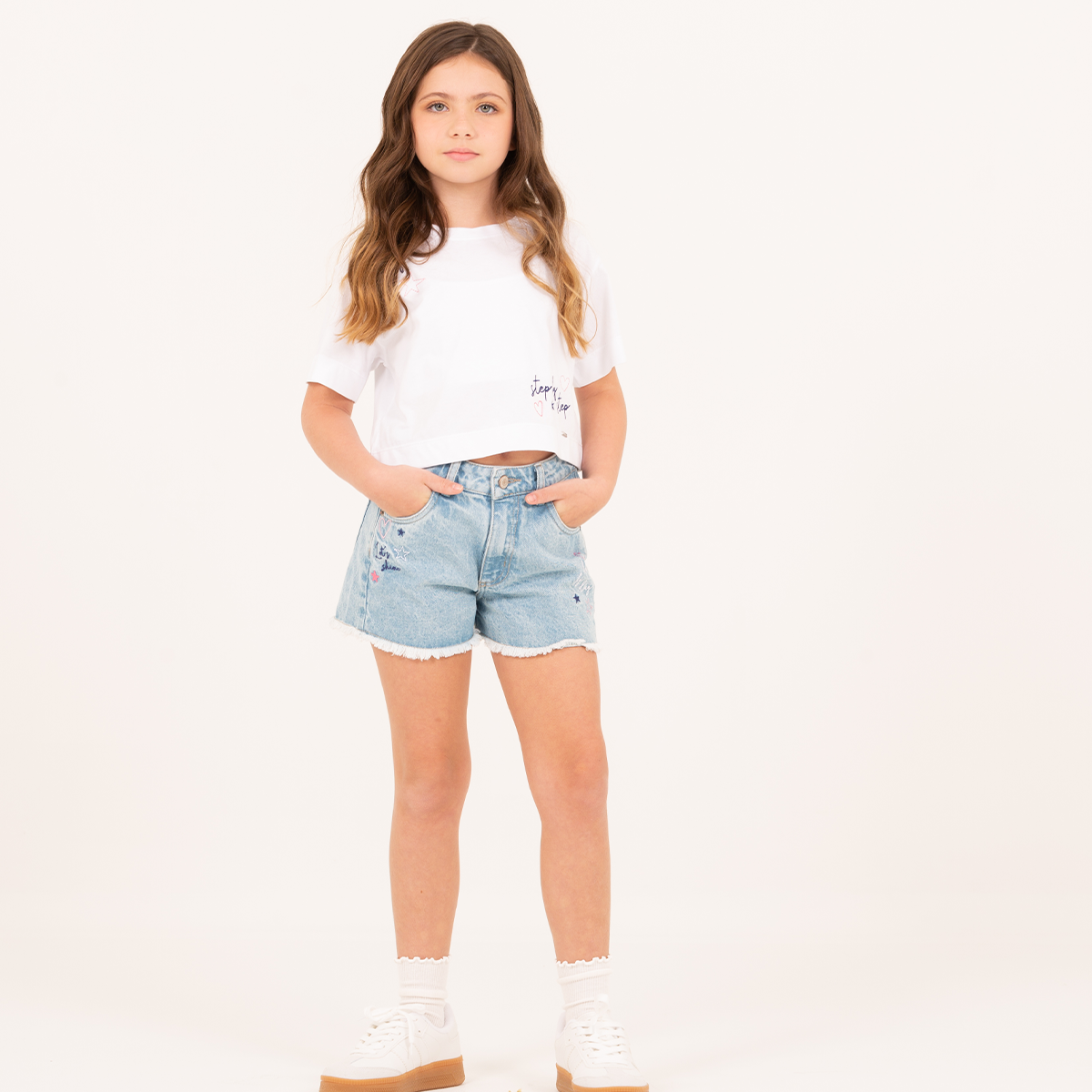 Short para niñas en denim con diseño de estrellas bordadas