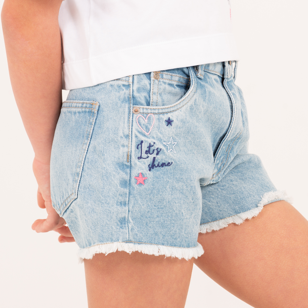 Short para niñas en denim con diseño de estrellas bordadas