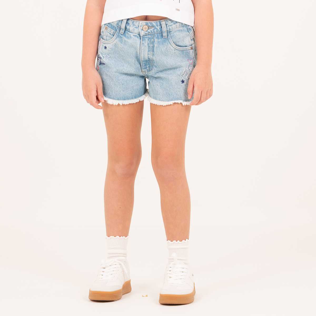 Short para niñas en denim con diseño de estrellas bordadas