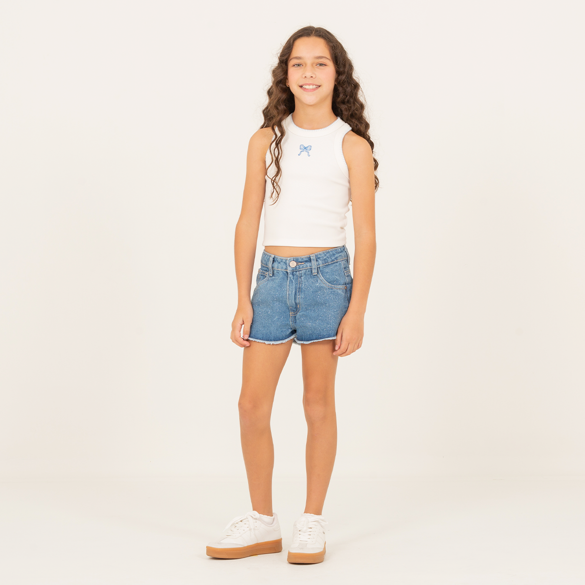 SHORT PARA NIÑAS EN DENIM CON DISEÑO EN GLITTER