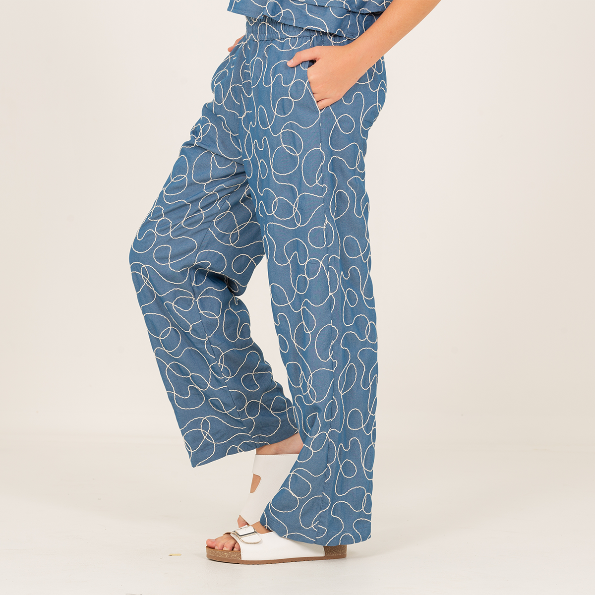 Pantalón para niñas con bordado all over - Azul