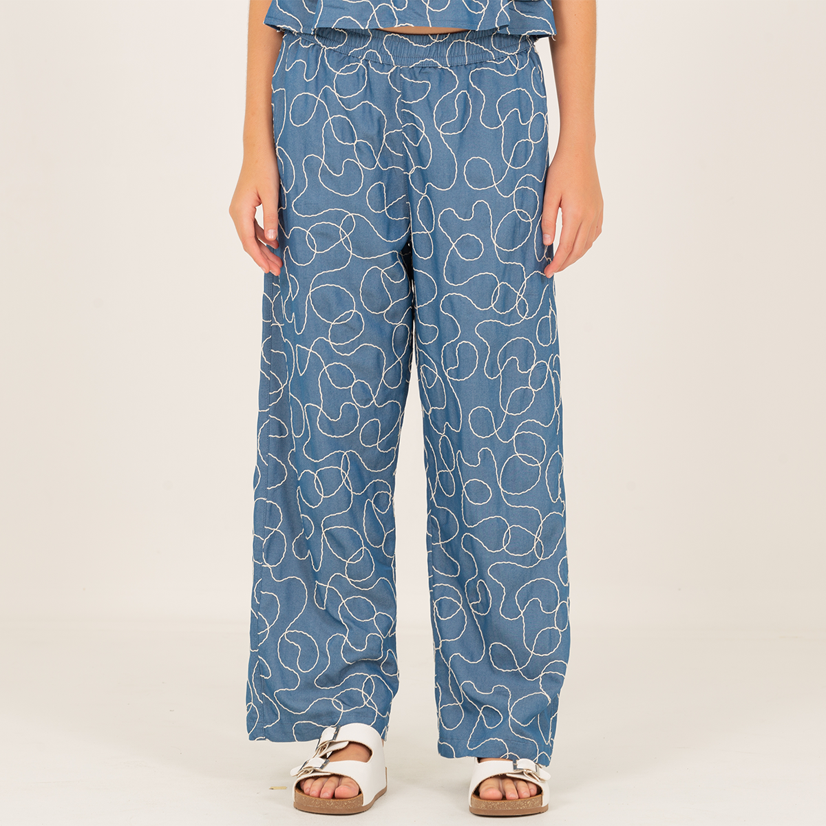 Pantalón para niñas con bordado all over - Azul