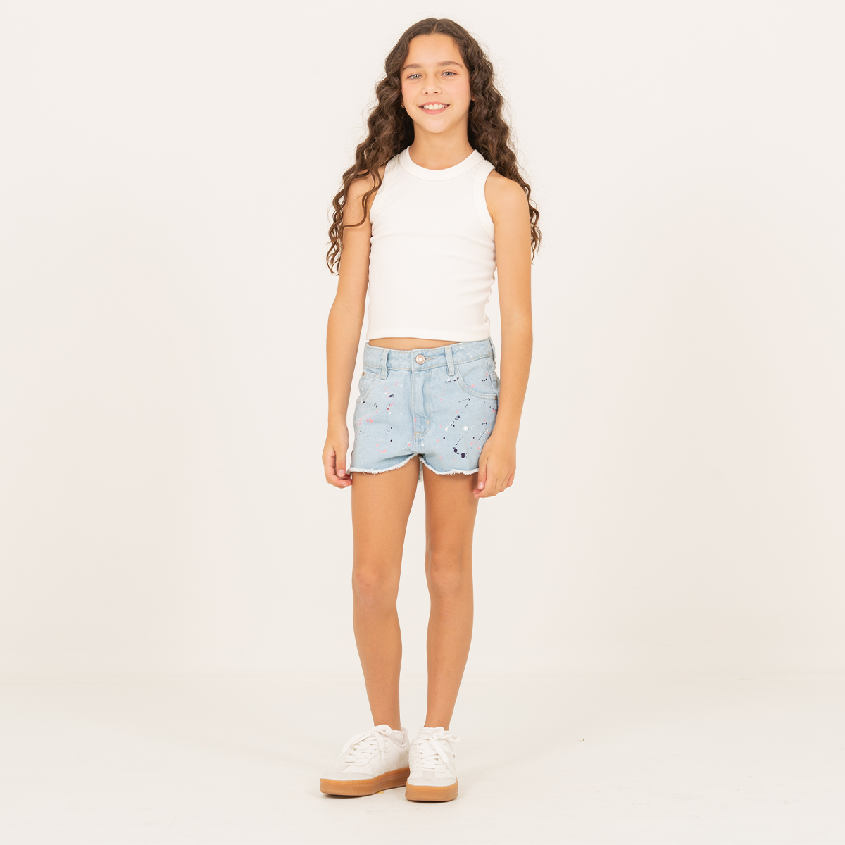 Short para niñas en denim con detalles de pintura