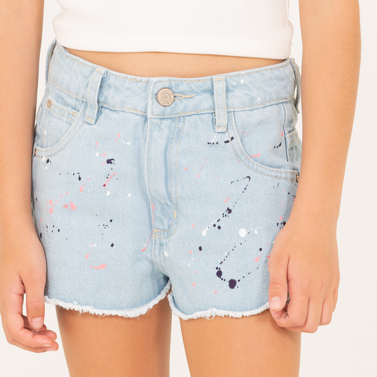 Short para niñas en denim con detalles de pintura