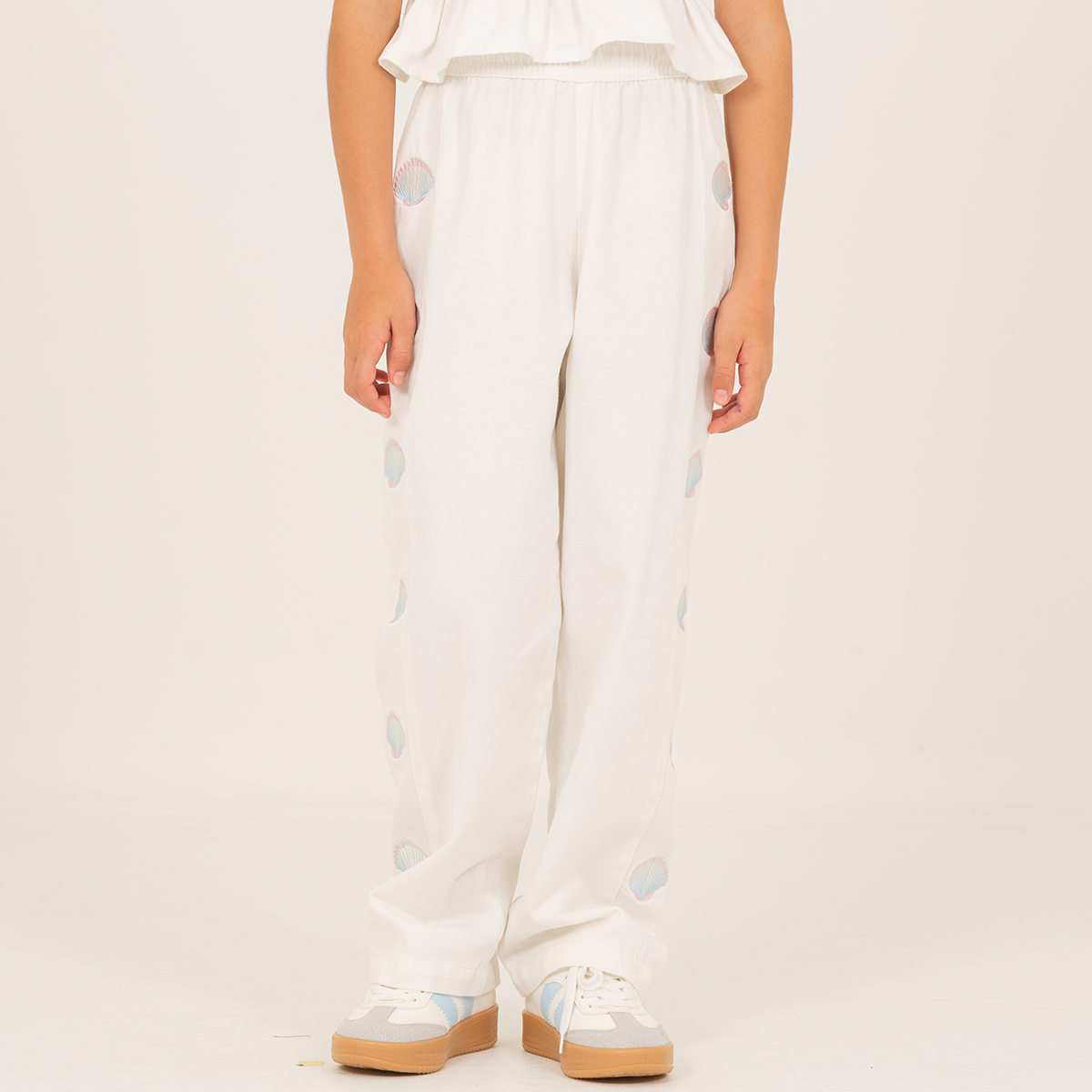 Pantalon para niñas bota recta con diseños bordados – Off white