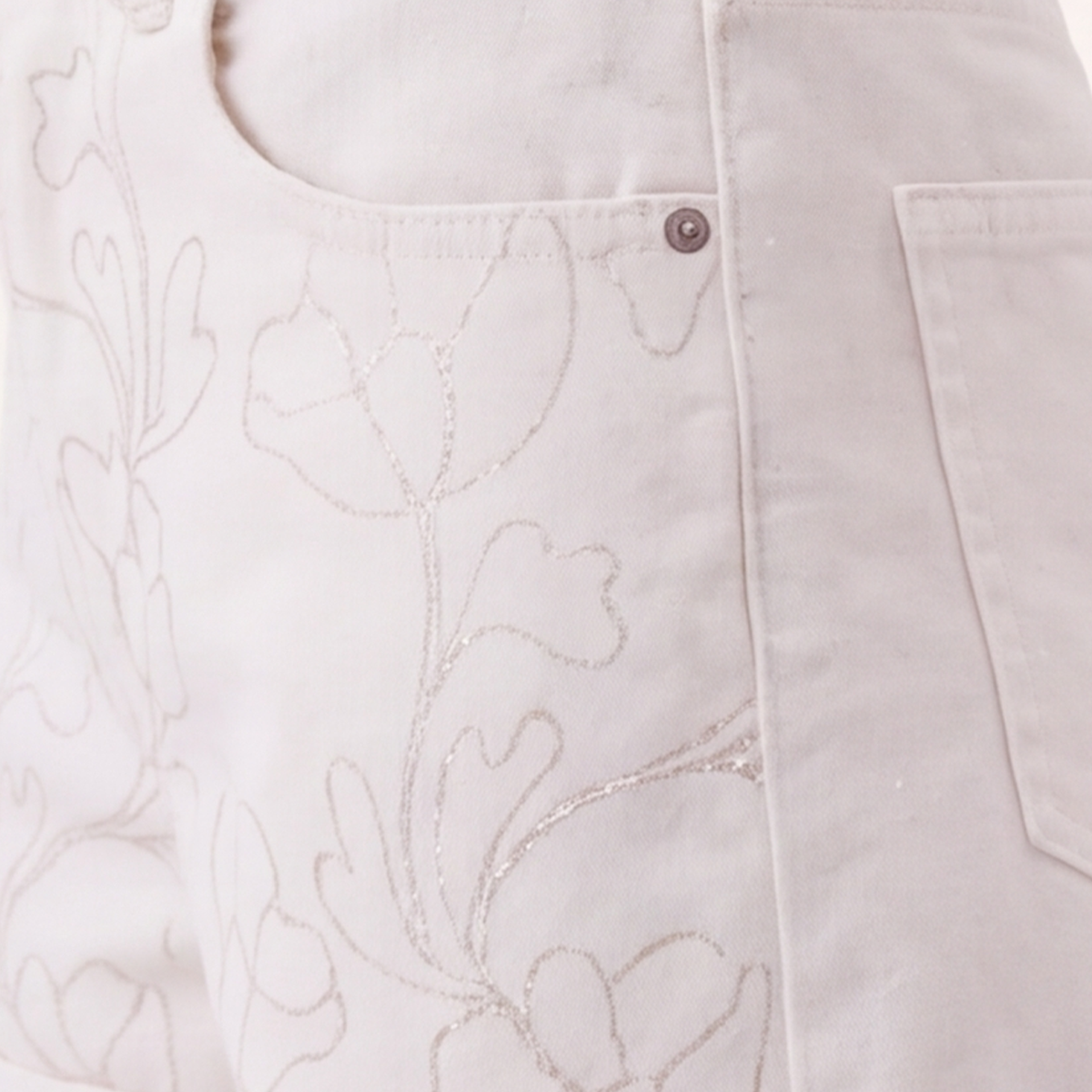 Short para niñas con diseño floral bordado - Beige
