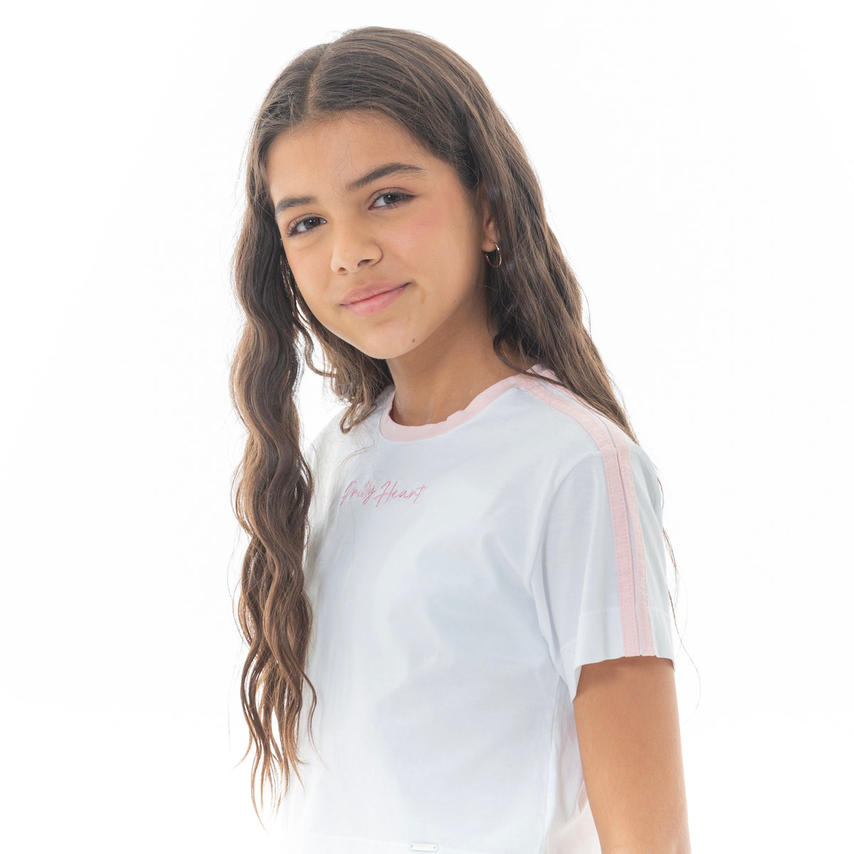 CAMISETA CROP PARA NIÑA CON DISEÑO BORDADO LOVELY LIFE