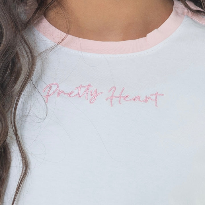 CAMISETA CROP PARA NIÑA CON DISEÑO BORDADO LOVELY LIFE