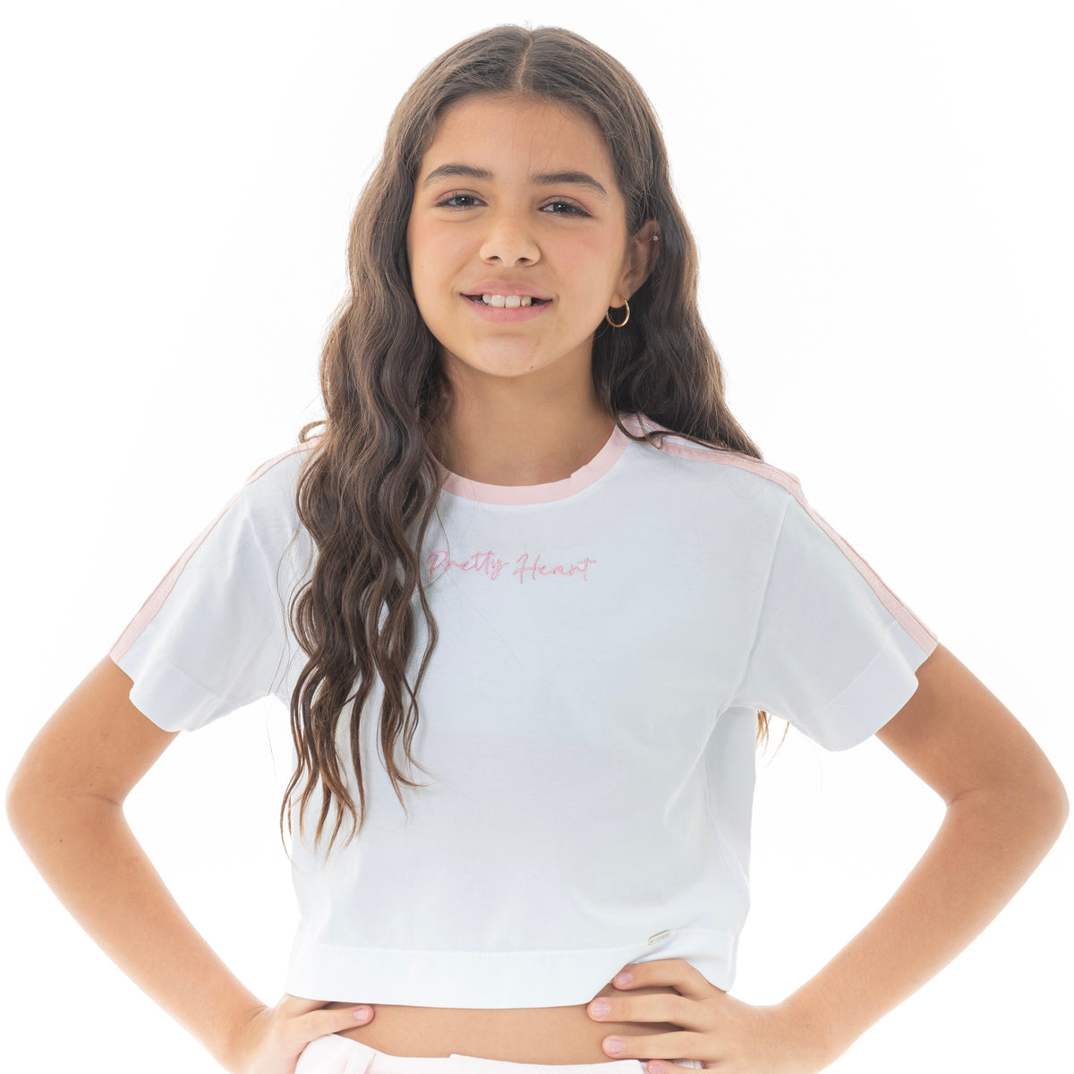CAMISETA CROP PARA NIÑA CON DISEÑO BORDADO LOVELY LIFE
