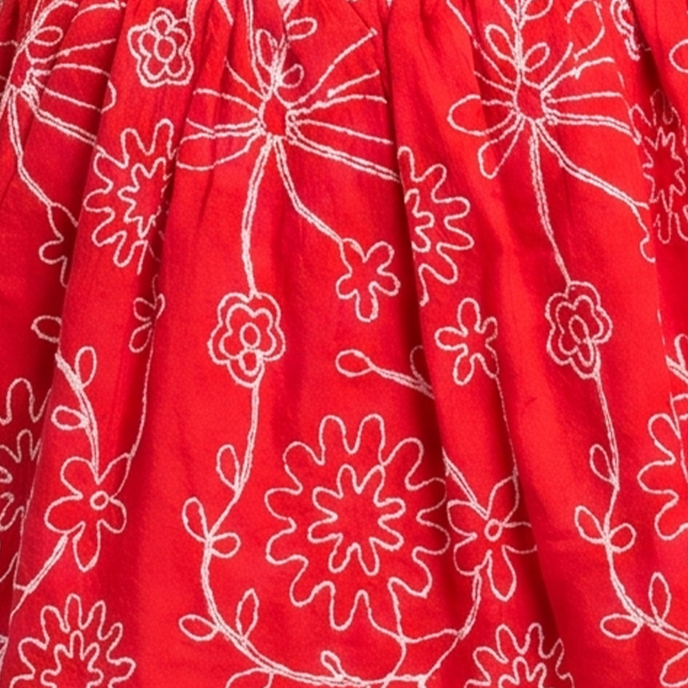 Falda short para niñas con diseño bordado color rojo