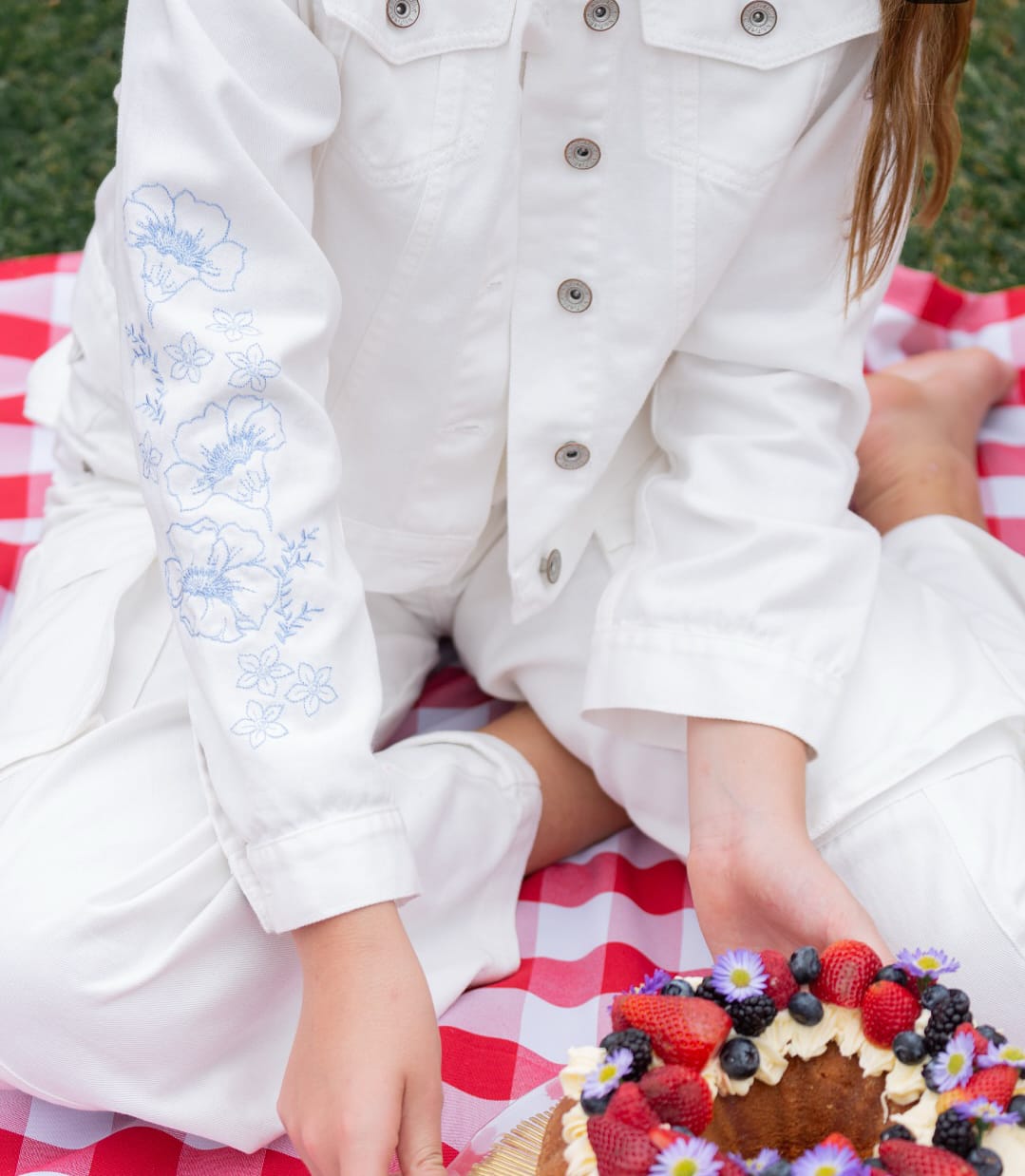 CHAQUETA PARA NIÑAS CON DISEÑO DE FLORES BORDADAS