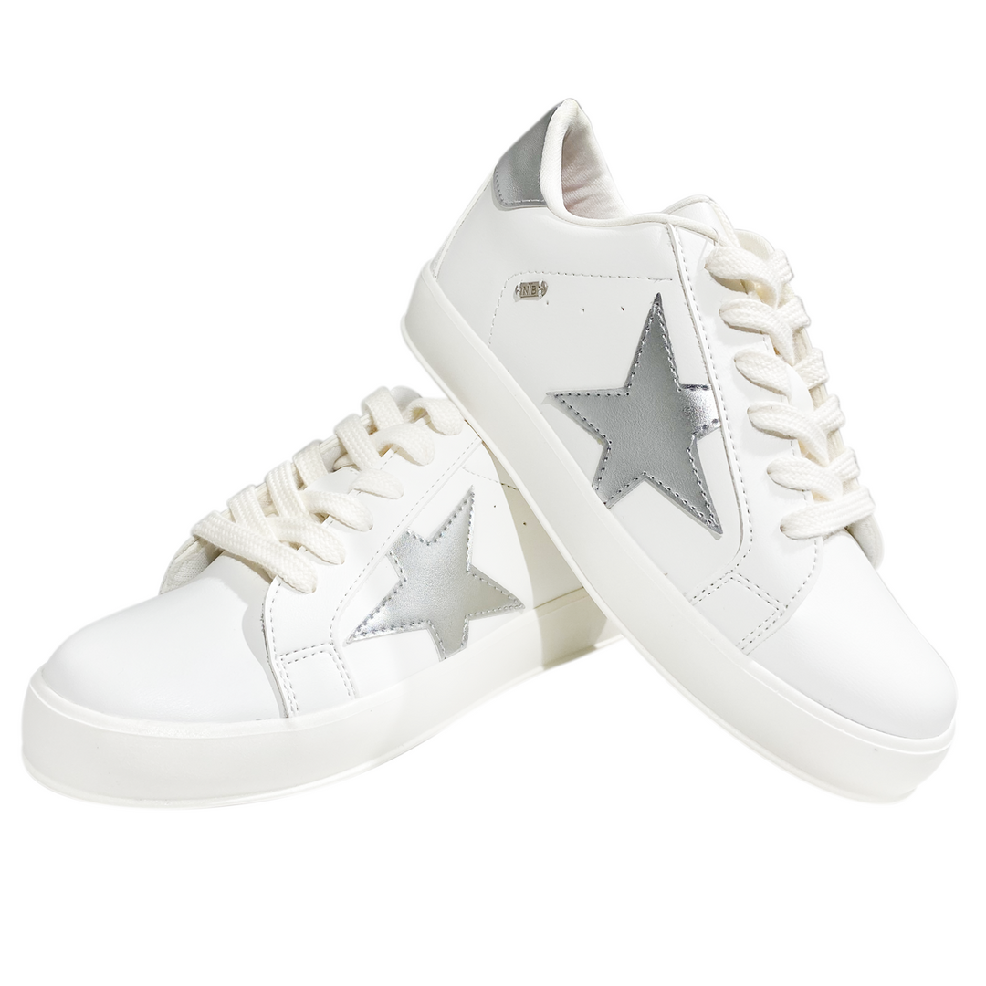 Tenis para niñas blancos con diseño plateado