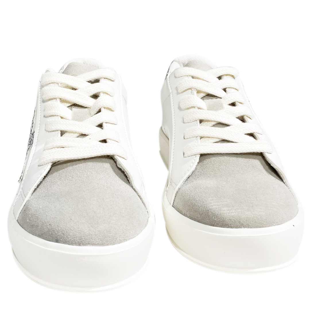 Tenis blancos para niñas con detalle plateado