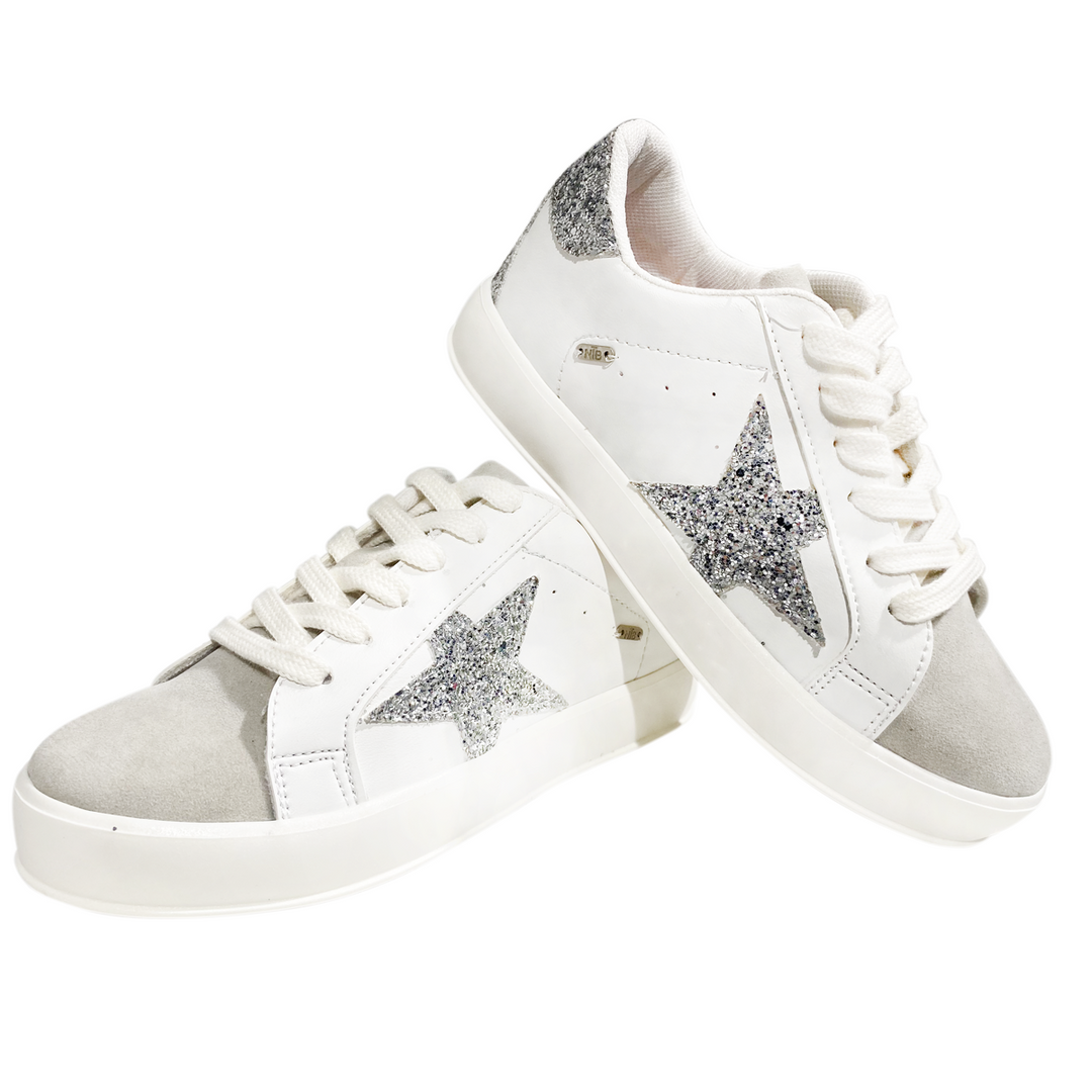 Tenis blancos para niñas con detalle plateado