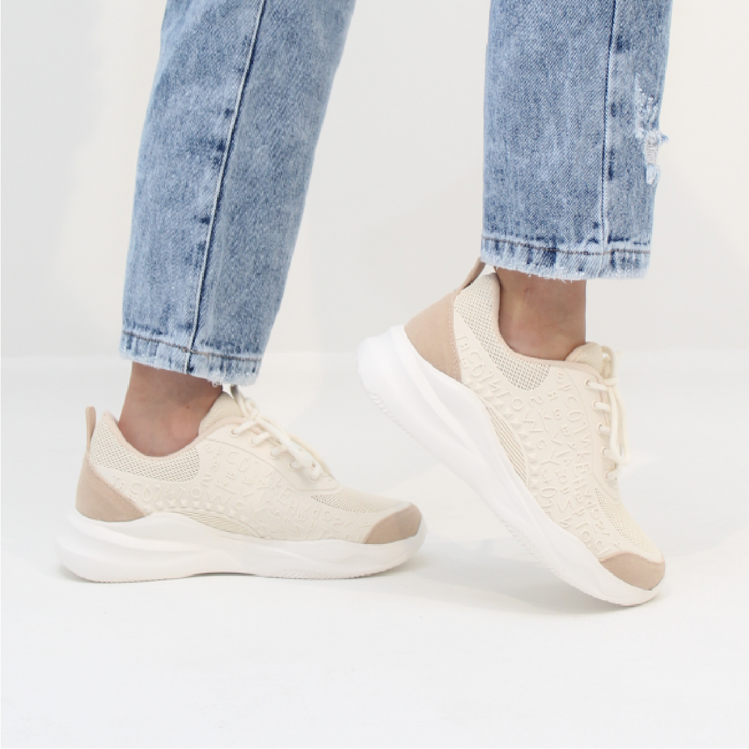 Tenis beige para niñas con letras