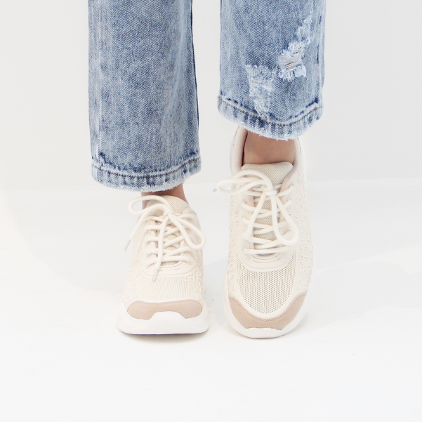Tenis beige para niñas con letras
